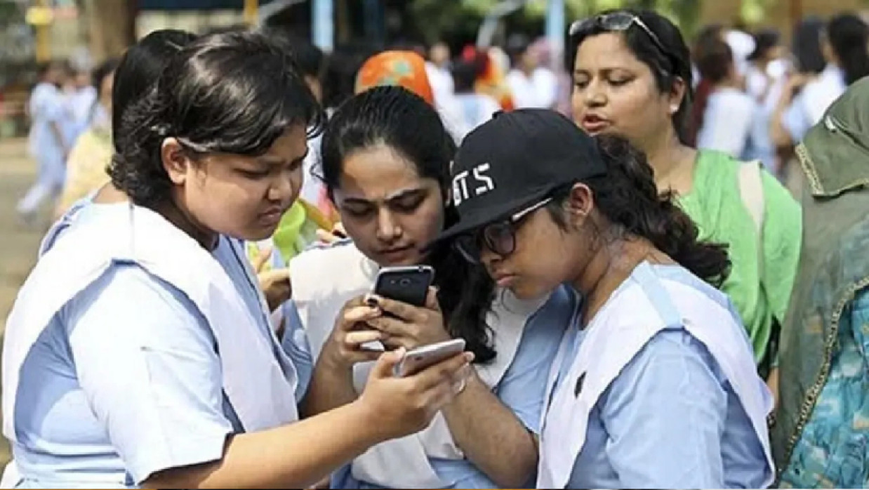 পরীক্ষার ফল  দেখছেন শিক্ষার্থীরা