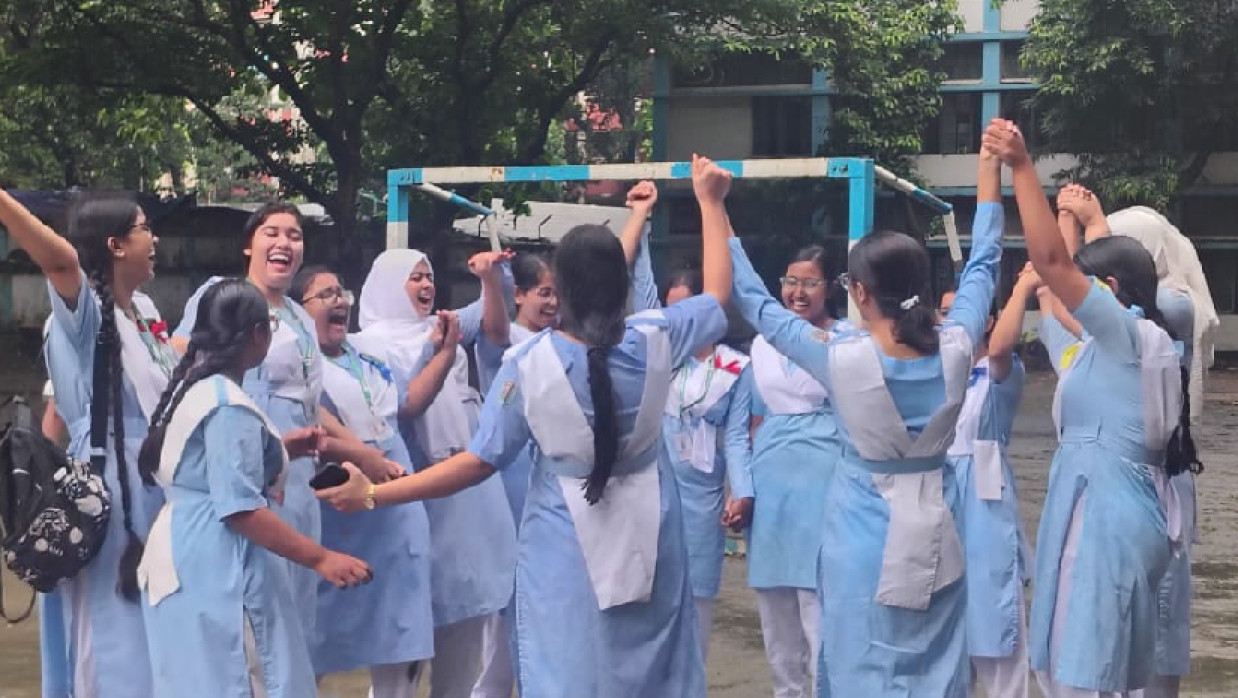 রেজাল্ট পেয়ে উচ্ছসিত ভিকারুননিসা স্কুলের শিক্ষার্থীরা