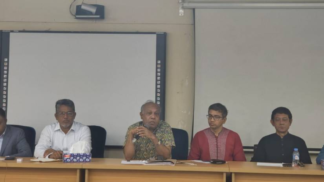 ডাকসু নির্বাচন কমিশনের মতবিনিময় সভা