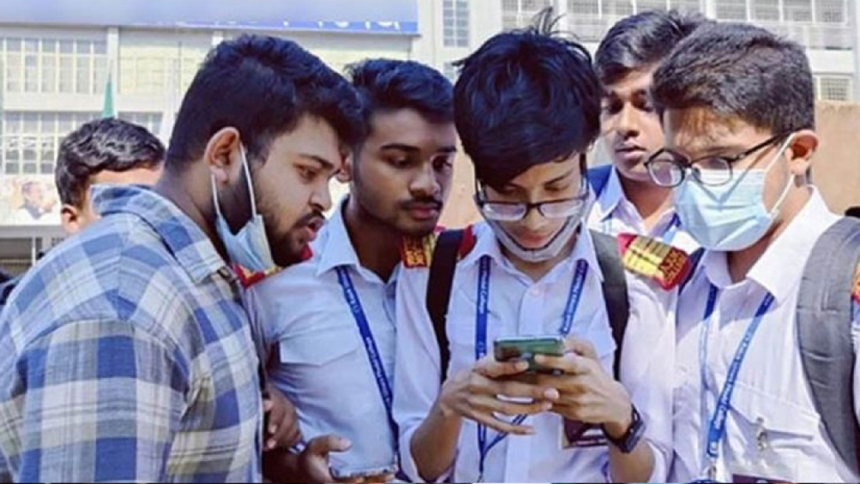 পরীক্ষার ফল দেখছেন শিক্ষার্থীরা