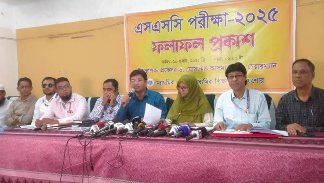 এসএসসির ফল প্রকাশ উপলক্ষে যশোর শিক্ষা বোর্ডে সংবাদ সম্মেলনের আয়োজন করা হয়