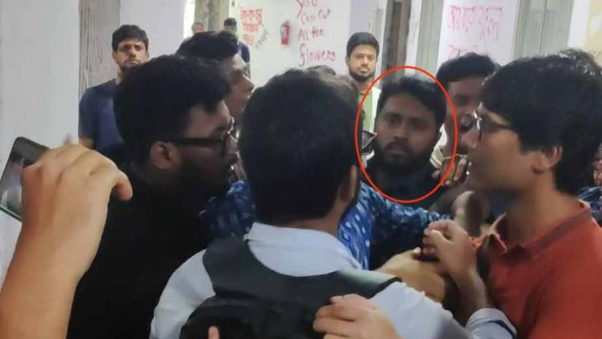 জবি শাখা ছাত্রদলের যুগ্ম আহ্বায়ক মাহমুদুল হাসান (লাল গোল চিহ্ন)