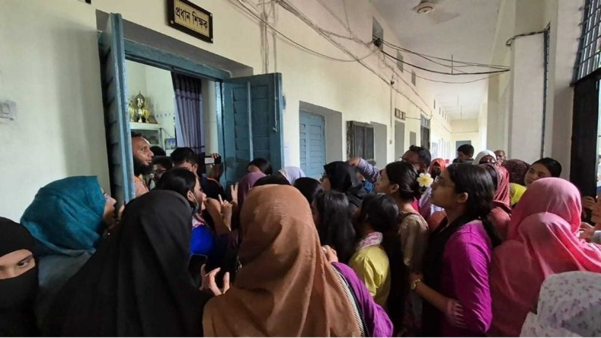 প্রধান শিক্ষকের কক্ষের সামনে বিক্ষোভ