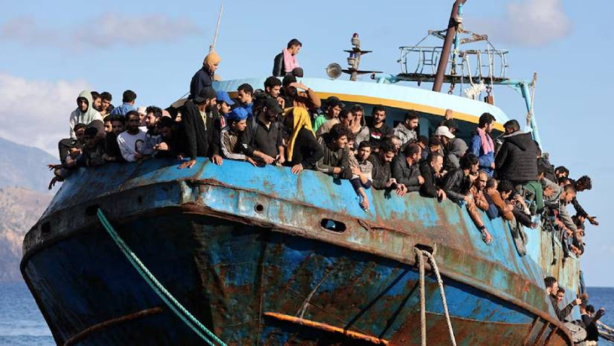  গ্রিসের ক্রিট দ্বীপের উপকূলে উদ্ধার অভিযানের পর অভিবাসীরা একটি মাছধরা নৌকায়