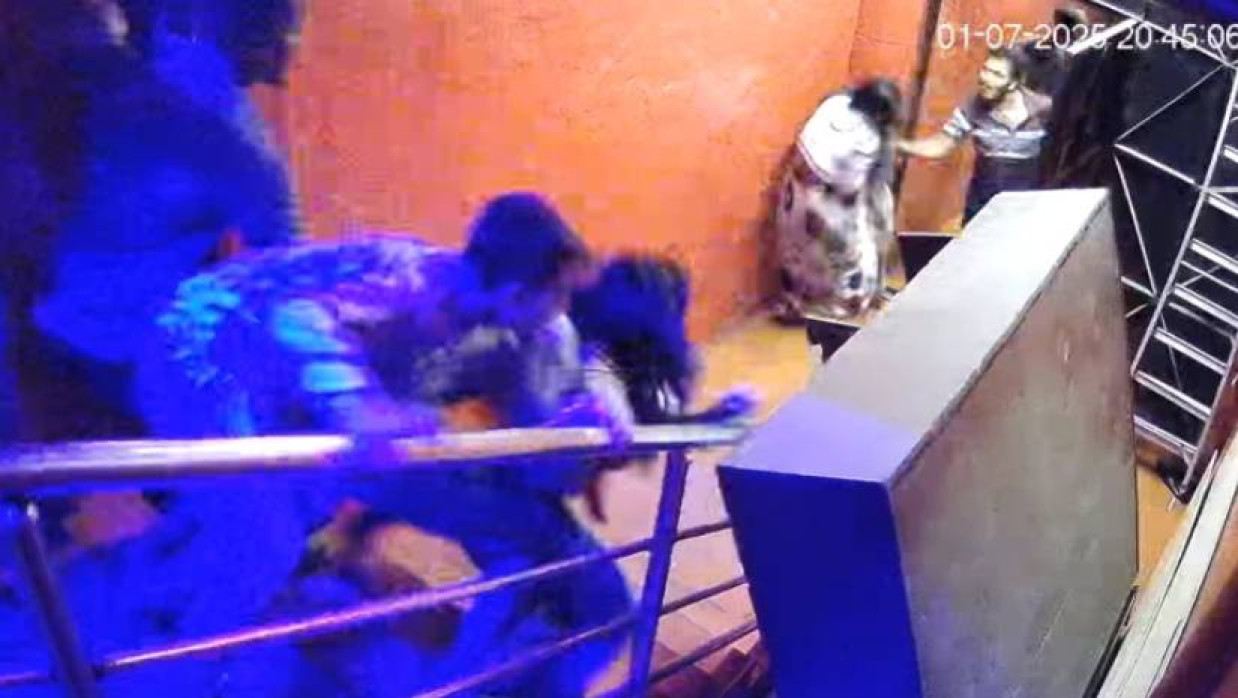 হোটেল জাকারিয়ায় সিসিটিভি ফুটেজে দুই নারীর ওপর হামলার দৃশ্য