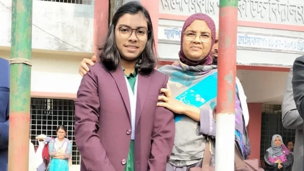 অহনা হাওলাদারের সাথে তার স্কুল শিক্ষিকা 