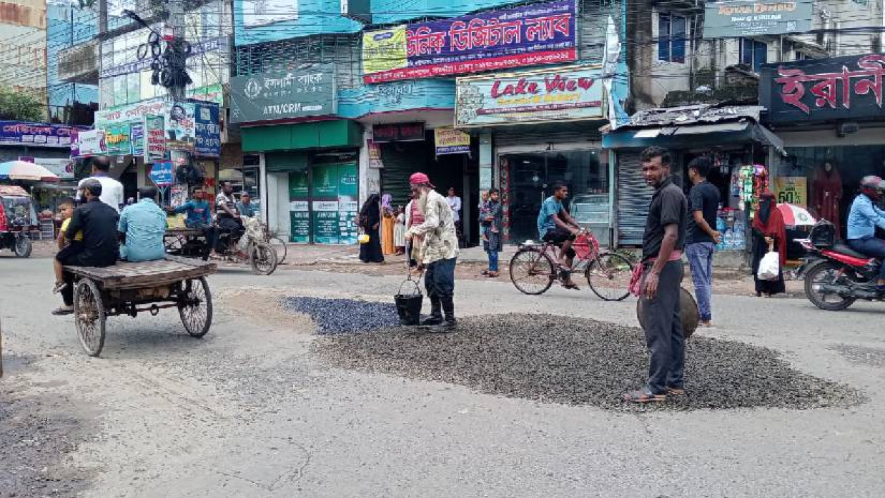 তড়িঘড়ি করে সড়ক সংস্কারে ব্যস্ত সড়ক বিভাগ