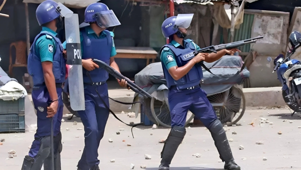 জুলাই আন্দোলনে গুলি করছে পুলিশ