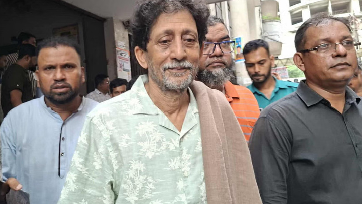 আদালত প্রাঙ্গণে অর্থনীতিবিদ অধ্যাপক আবুল বারকাত