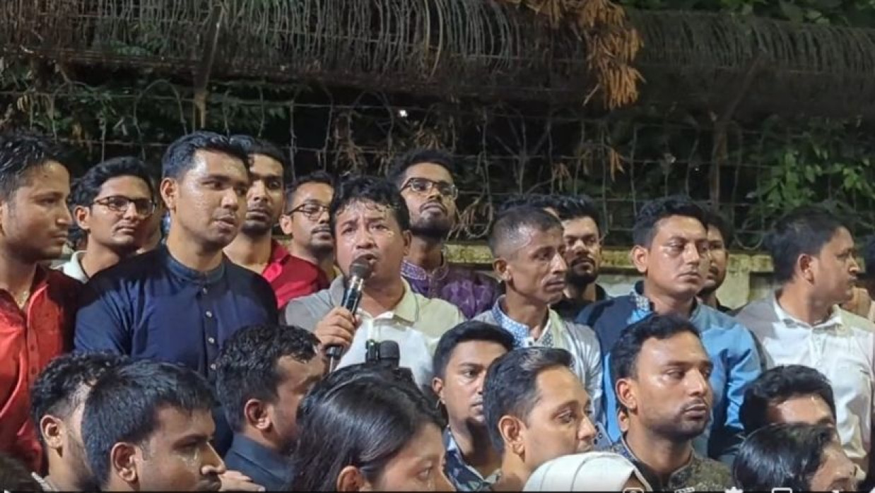 শাখা ছাত্রদল সভাপতি বক্তব্য রাখছেন