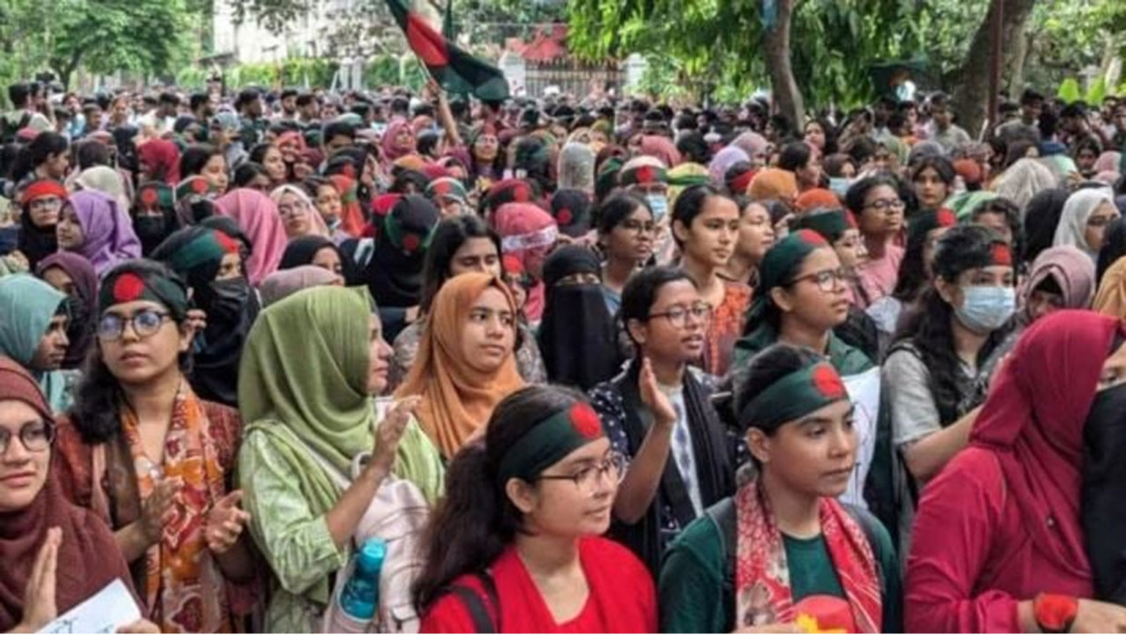 শুক্রবার (১২ জুলাই) ছুটির দিনেও আন্দোলন চালিয়ে যান শিক্ষার্থীরা