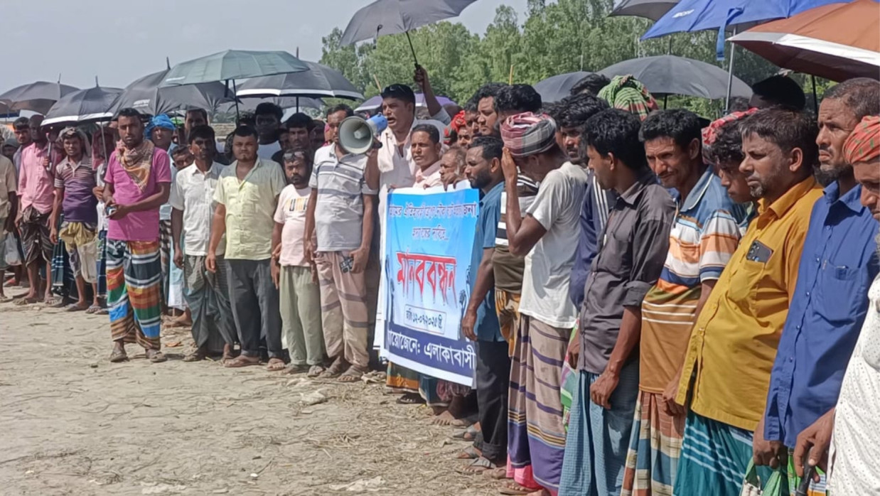 কুড়িগ্রামে ঐতিহ্যবাহী যাত্রাপুর নৌকা ঘাটে অতিরিক্ত খাজনা আদায় বন্ধের দাবিতে মানববন্ধন