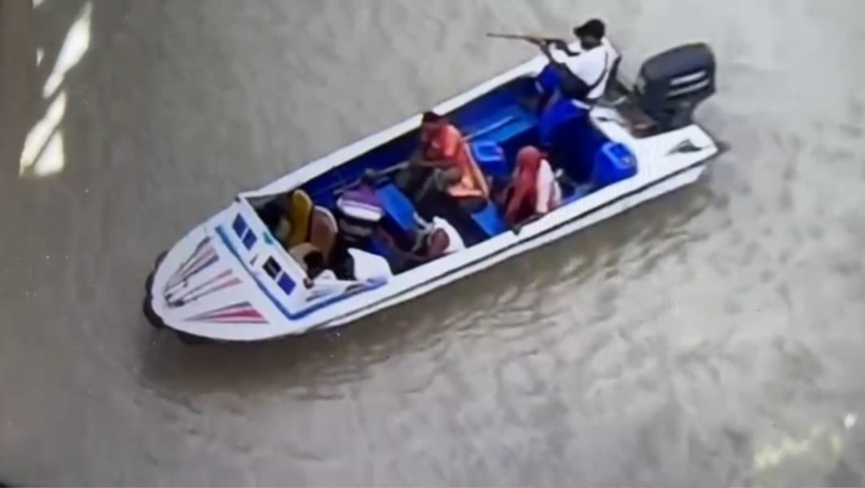 বালুমহাল দখল নিতে স্পিডবোর্ডে এসে গুলিবর্ষণ