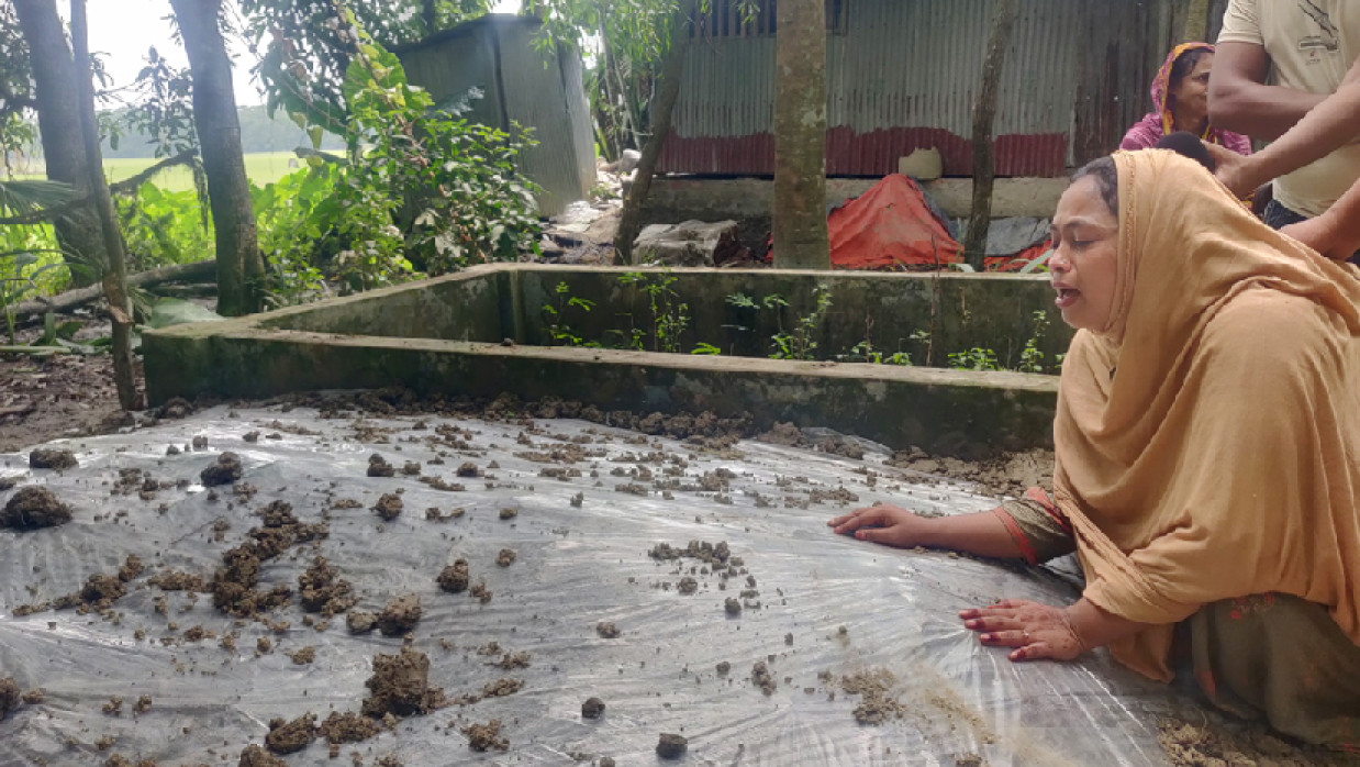 সোহাগের কবরের পাশে বারবার মূর্ছা যাচ্ছেন তাঁর স্ত্রী লাকী আক্তার