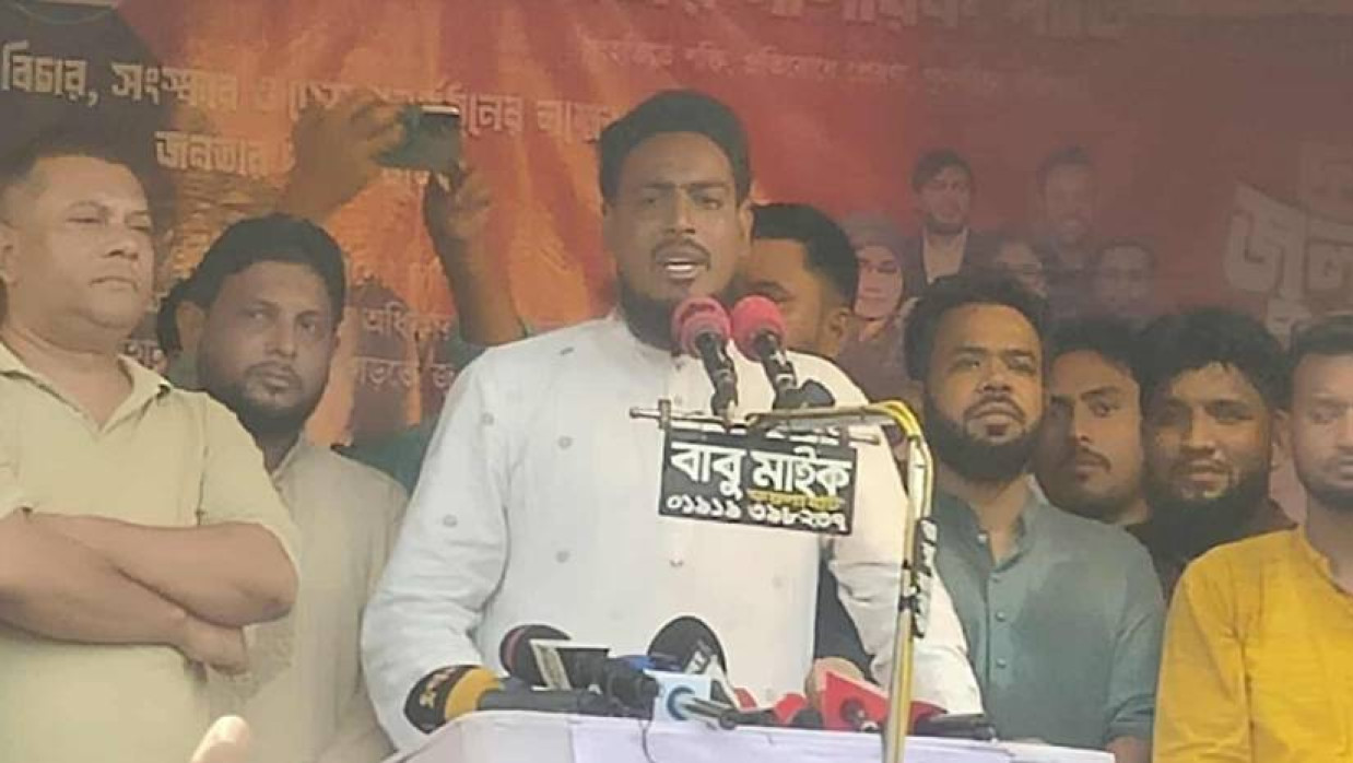 পথসভায় বক্তব্য দিচ্ছেন আখতার হোসেন