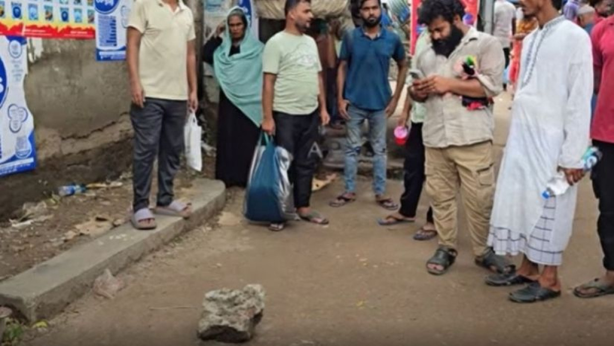 পাথরটিকে দেখতে ভিড় করছেন উৎসুক জনতা