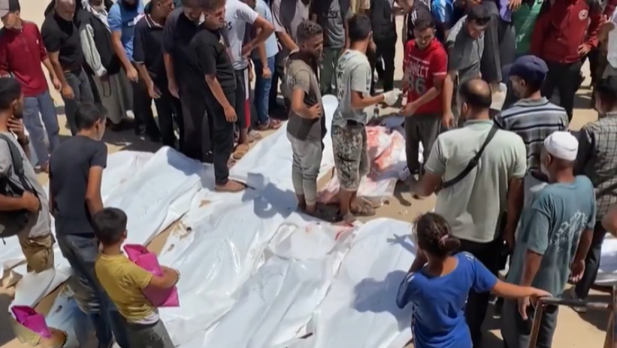 নিহতদের লাশের সারি