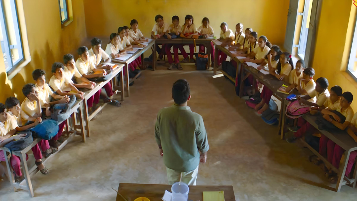 কেরালায় ক্লাসে ‘ফার্স্ট বেঞ্চার’ পদ্ধতির দৃশ্য