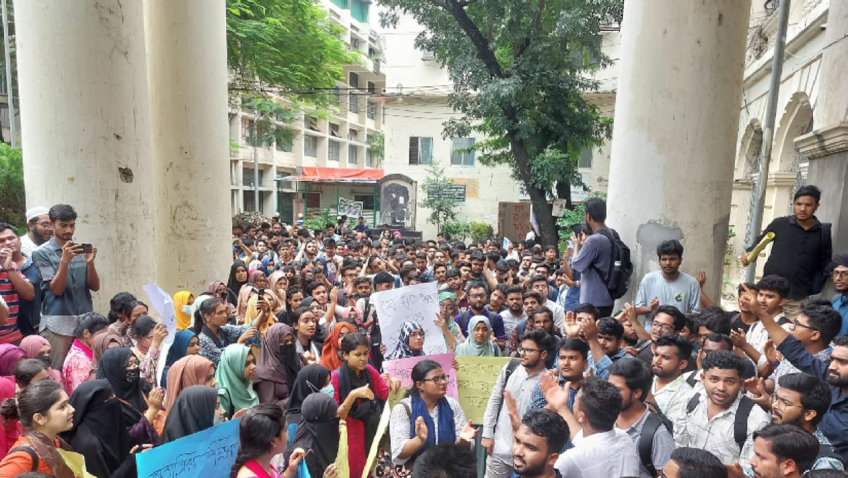জগন্নাথ বিশ্ববিদ্যালয়ে আন্দোলনে শিক্ষার্থীরা