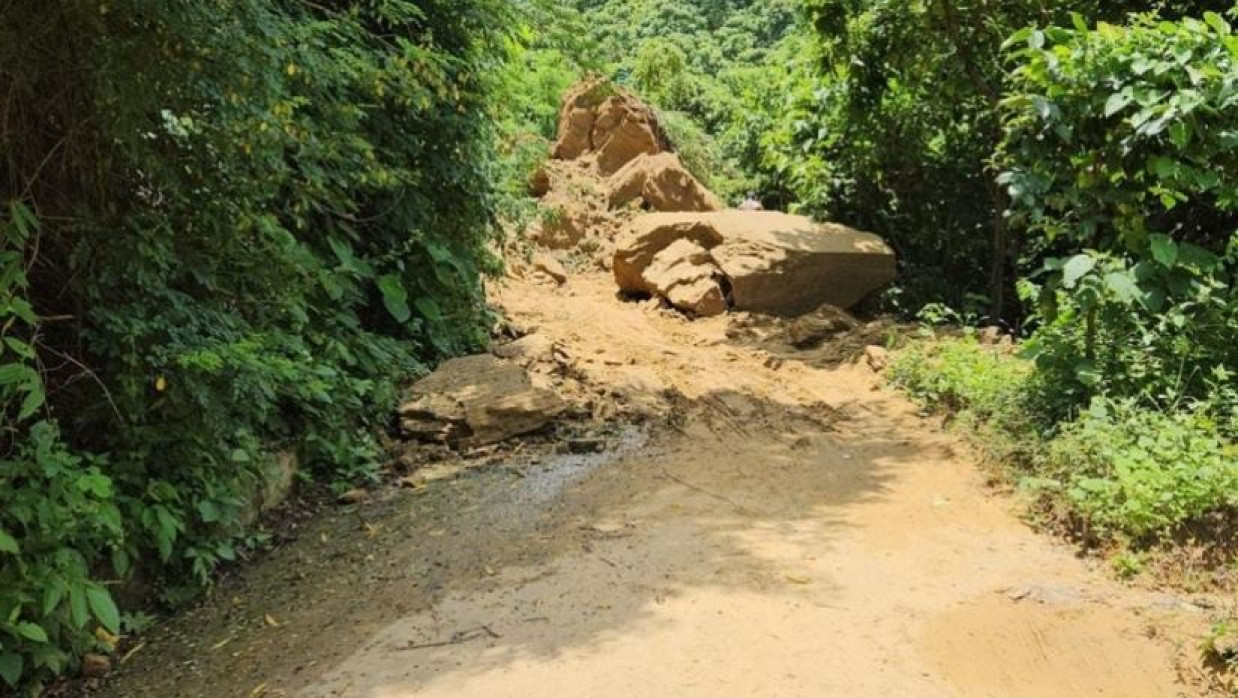 পাহাড়ধসে যান চলাচল বন্ধ 