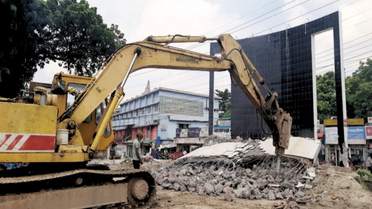 ভেঙে ফেলা হচ্ছে বঙ্গবন্ধু মুর‌্যাল