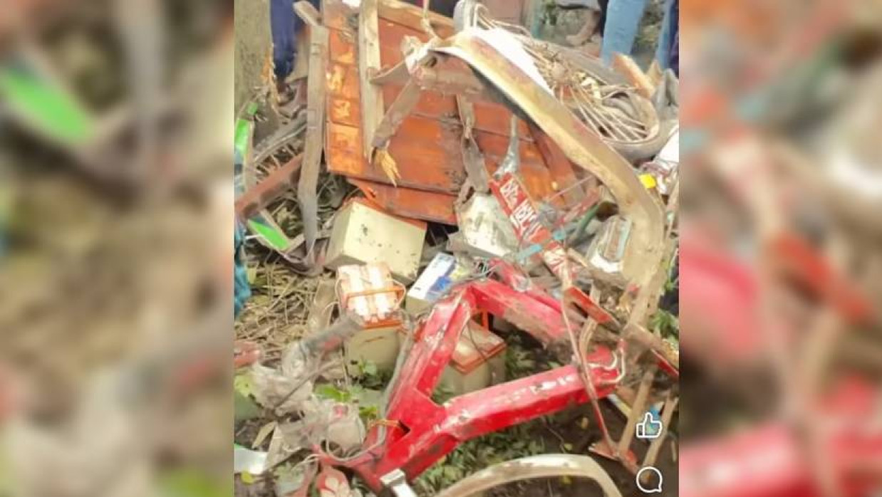 দুর্ঘটনায় দুমড়েমুচড়ে যাওয়া ভ্যান