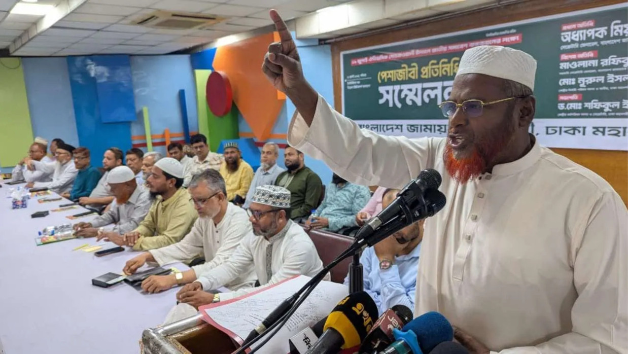 বক্তব্য রাখছেন অধ্যাপক মিয়া গোলাম পরওয়ার