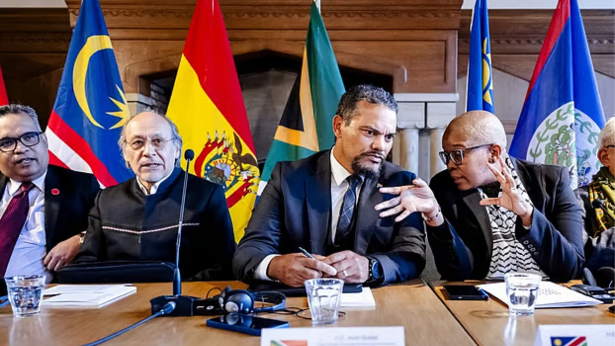 প্রোগ্রেসিভ ইন্টারন্যাশনাল ও দ্য হেগ গ্রুপের যৌথ সংবাদ সম্মেলনে, ৩১ জানুয়ারি ২০২৫ নেদারল্যান্ডসের দ্য হেগ শহরে