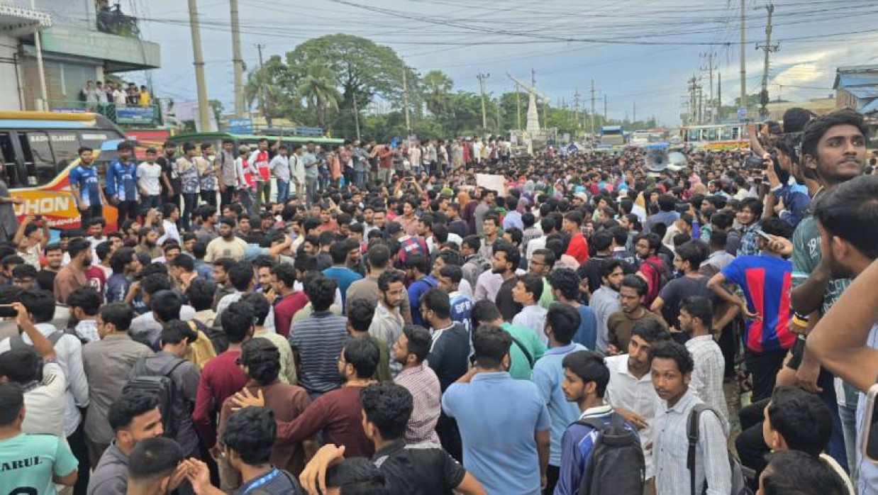 নোবিপ্রবি শিক্ষার্থীদের সড়ক অবরোধ