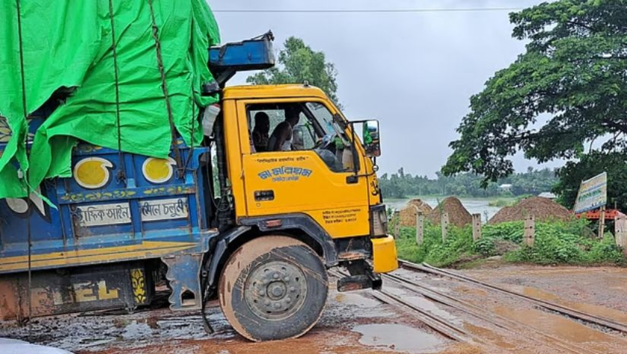 সোনাখালী রেলক্রসিংয়ে বিকল হয়ে পড়ে মালবাহী একটি ট্রাক