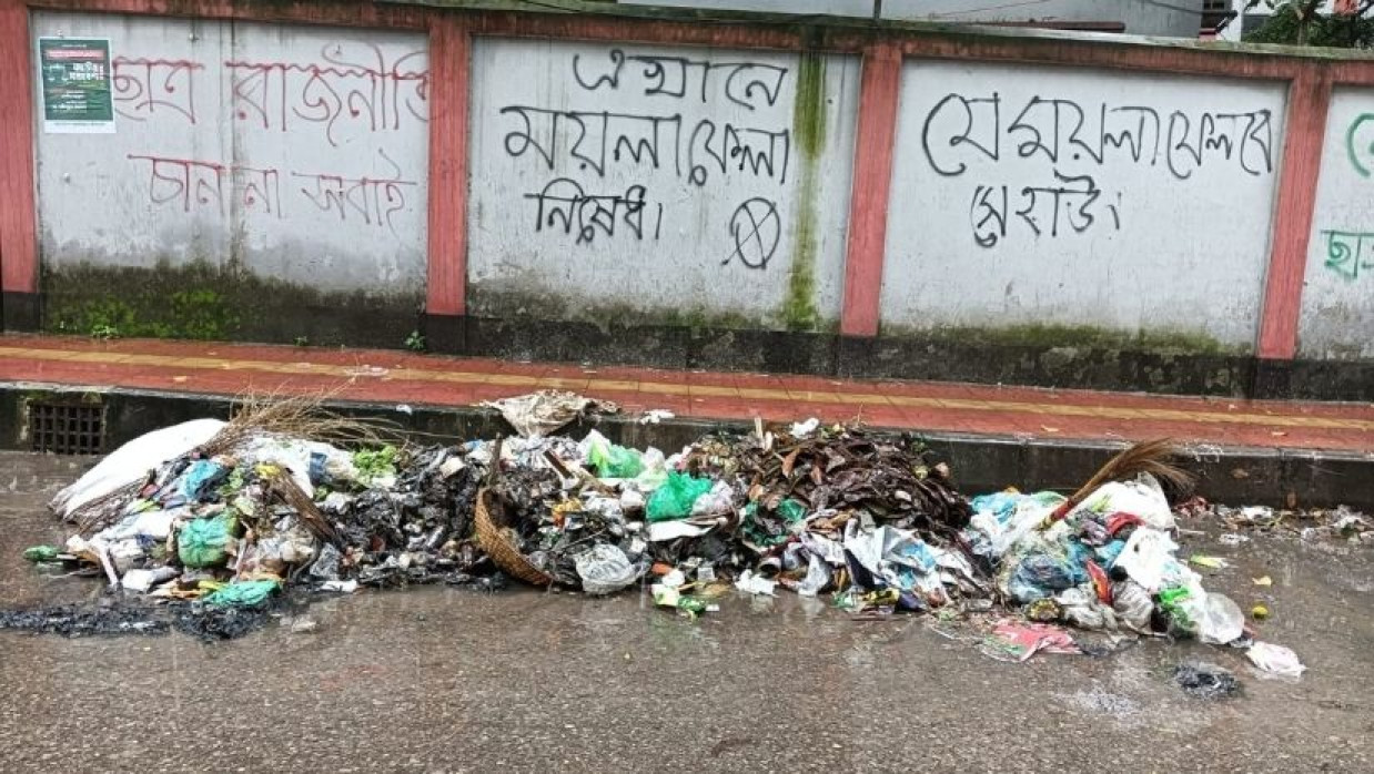 মাদ্রাসা-ই-আলিয়ার গেটে ময়লার স্তুপ