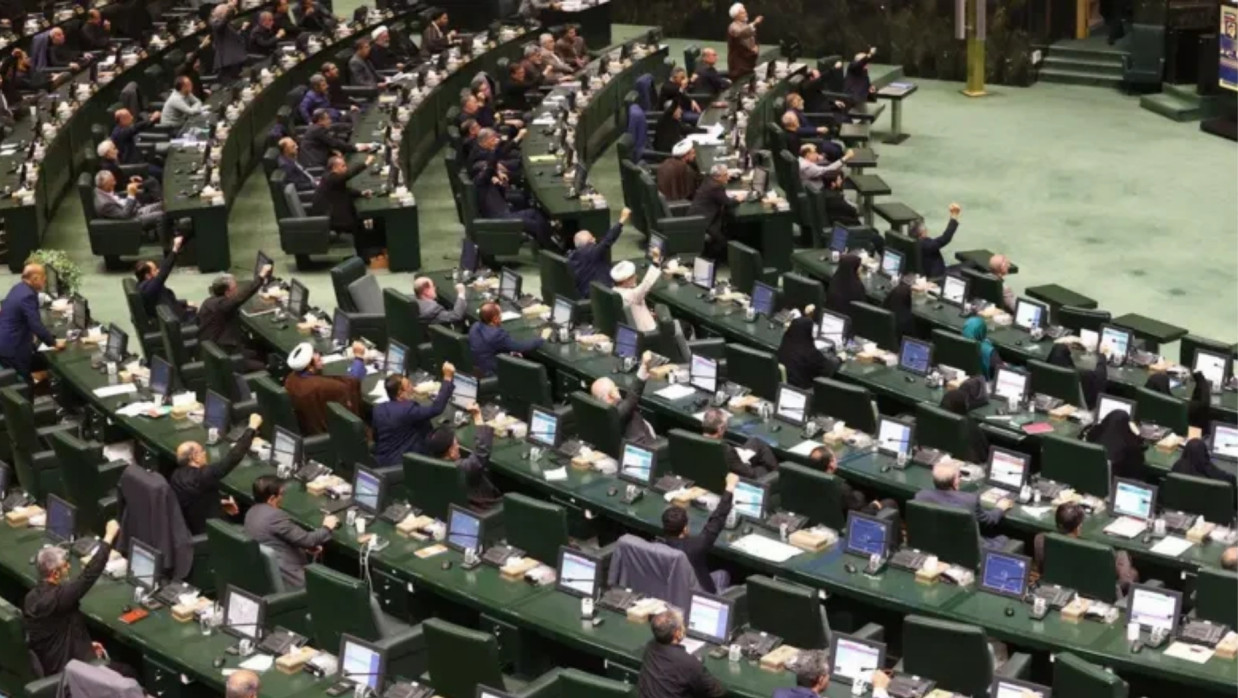 গুপ্তচরবৃত্তির শাস্তি হিসেবে মৃত্যুদণ্ড ও সম্পত্তি বাজেয়াপ্তের বিধান পাস ইরানের সংসদে