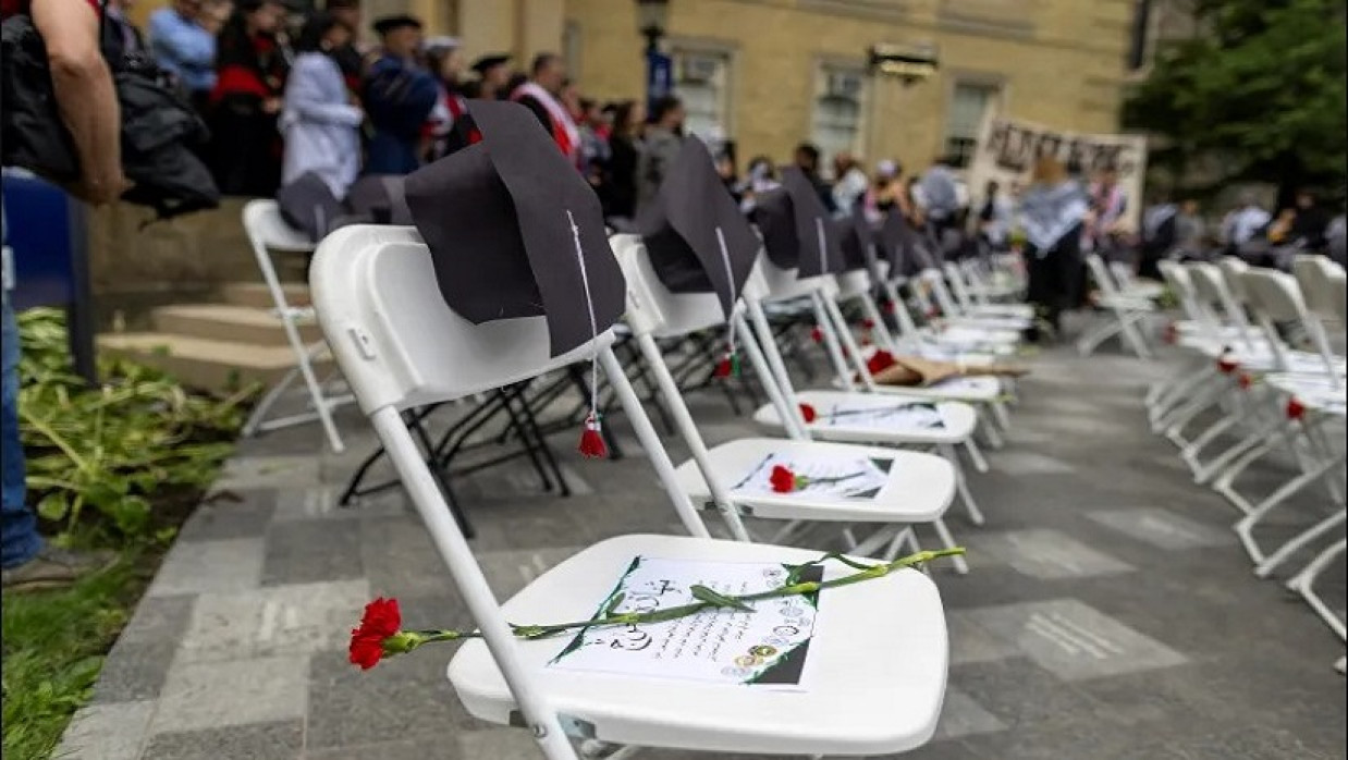 ২০২৪ সালের ৩ জুন কানাডার টরন্টো বিশ্ববিদ্যালয়ের ক্যাম্পাসে গাজায় নিহত ফিলিস্তিনি শিক্ষার্থীদের স্মরণে একটি প্রতীকী সমাবর্তন অনুষ্ঠানের আয়োজন করেন গণহত্যাবিরোধী আন্দোলনকারীরা