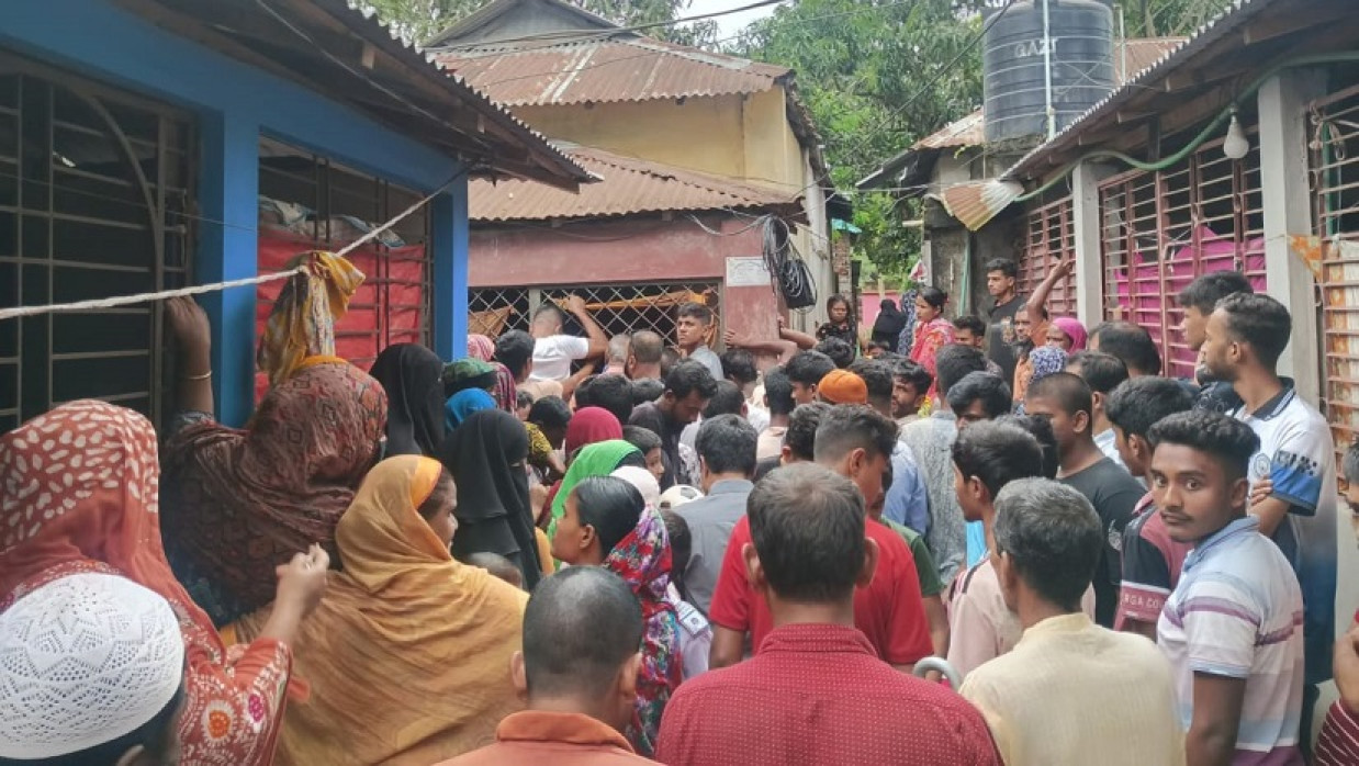 ময়মনসিংহের ভালুকায় মা ও দুই শিশুর মরদেহ উদ্ধারের পর ঘটনাস্থলে মানুষের ভিড়