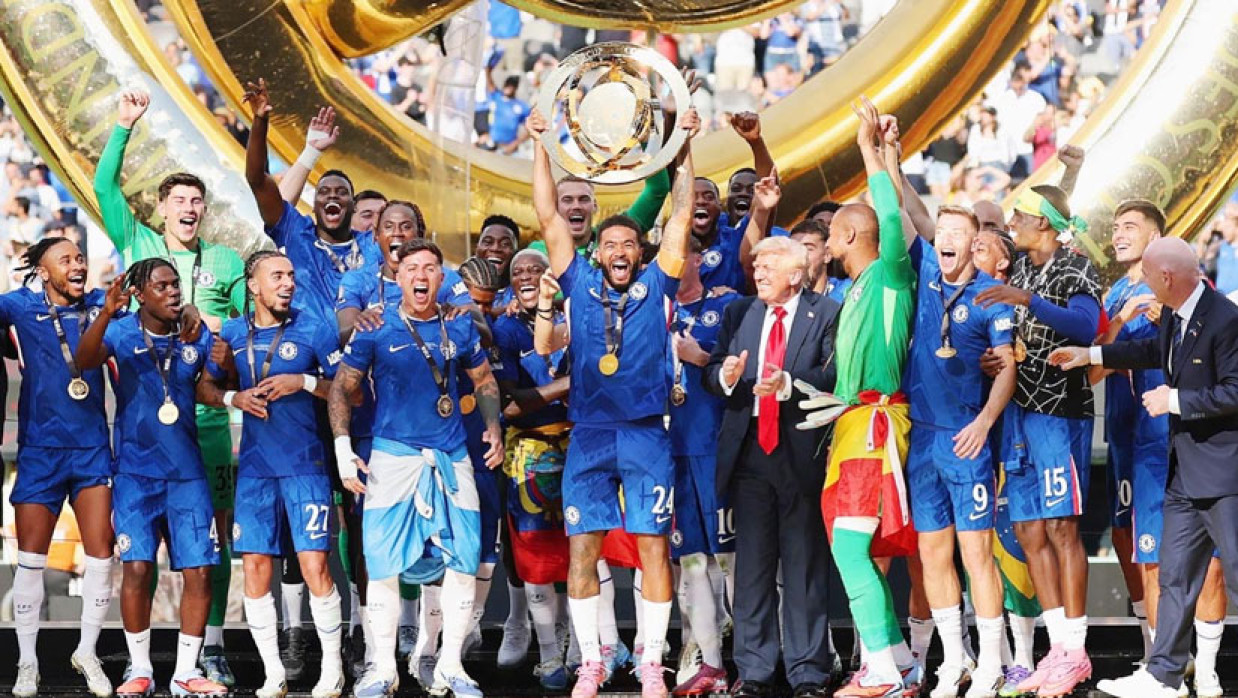 ট্রফি হাতে ডোনাল্ড ট্রাম্পের সঙ্গে চেলসির খেলোয়াড়েরা