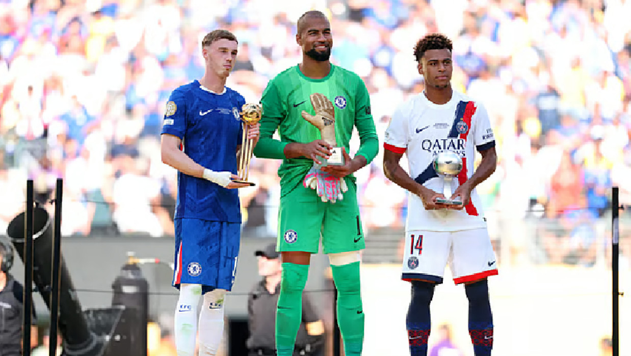  গোল্ডেন বল জেতা চেলসির কোল পালমার, গোল্ডেন গ্লাভ জেতা চেলসির গোলরক্ষক রবার্ট সানচেজ এবং সেরা তরুণ খেলোয়াড়ের পুরস্কার জেতা দেজিরে দুয়ো