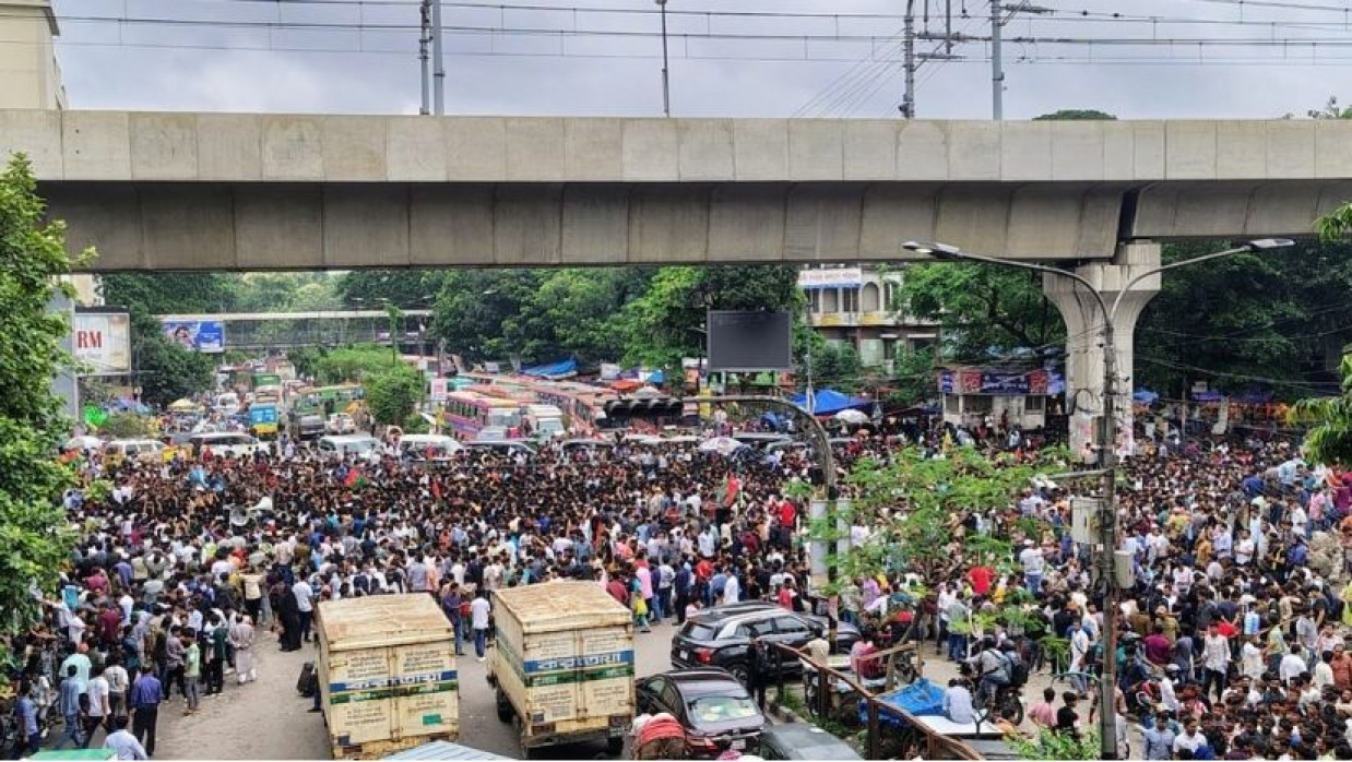 শাহবাগ মোড়ে যান চলাচল সম্পূর্ণরূপে বন্ধ