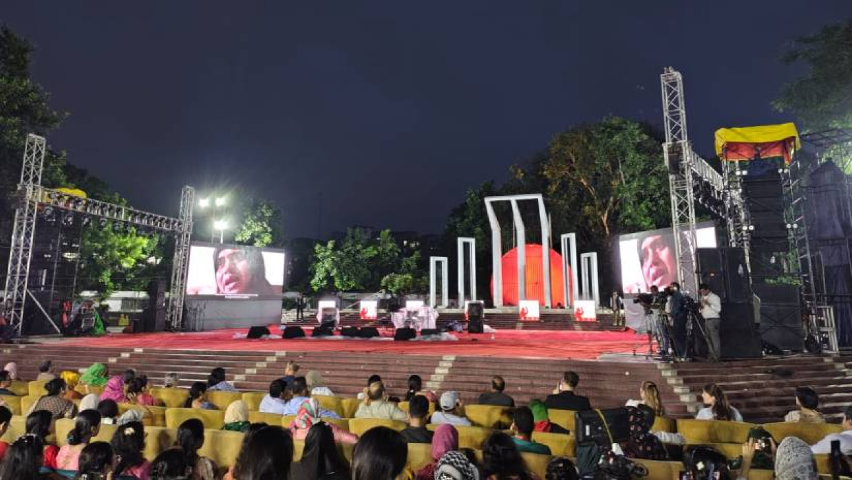 জুলাই ওমেনস ডে উপলক্ষে কেন্দ্রীয় শহীদ মিনারে ডকুমেন্টারি প্রদর্শন করা হচ্ছে