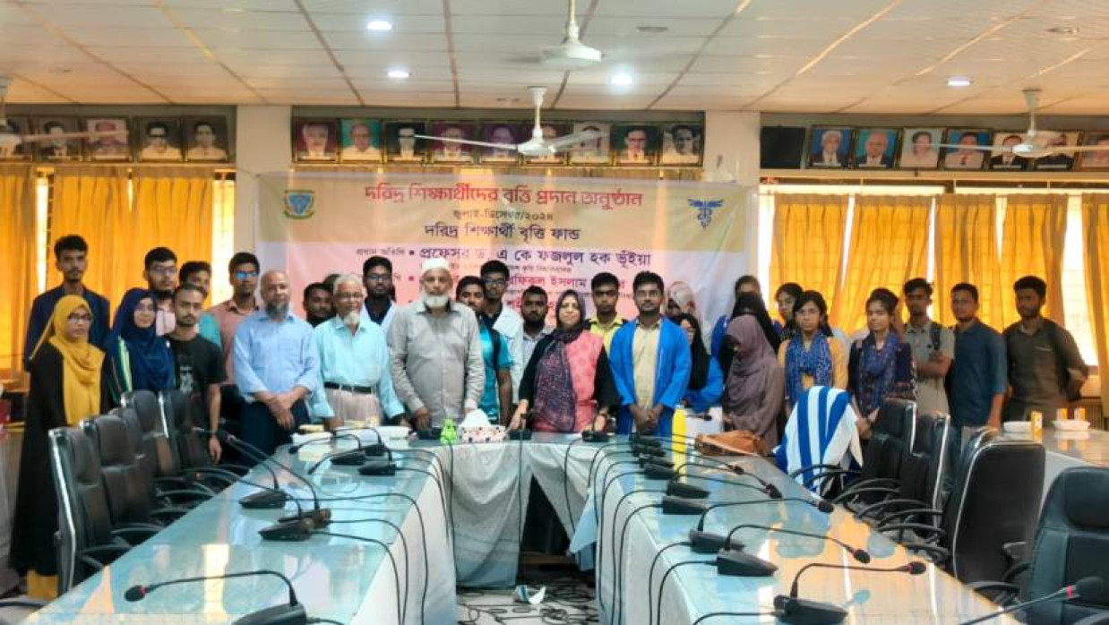 শিক্ষকদের সঙ্গে বৃত্তিপ্রাপ্ত শিক্ষার্থীরা