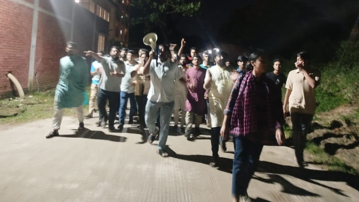 জাবি শিক্ষার্থীদের প্রতীকী বিক্ষোভ 