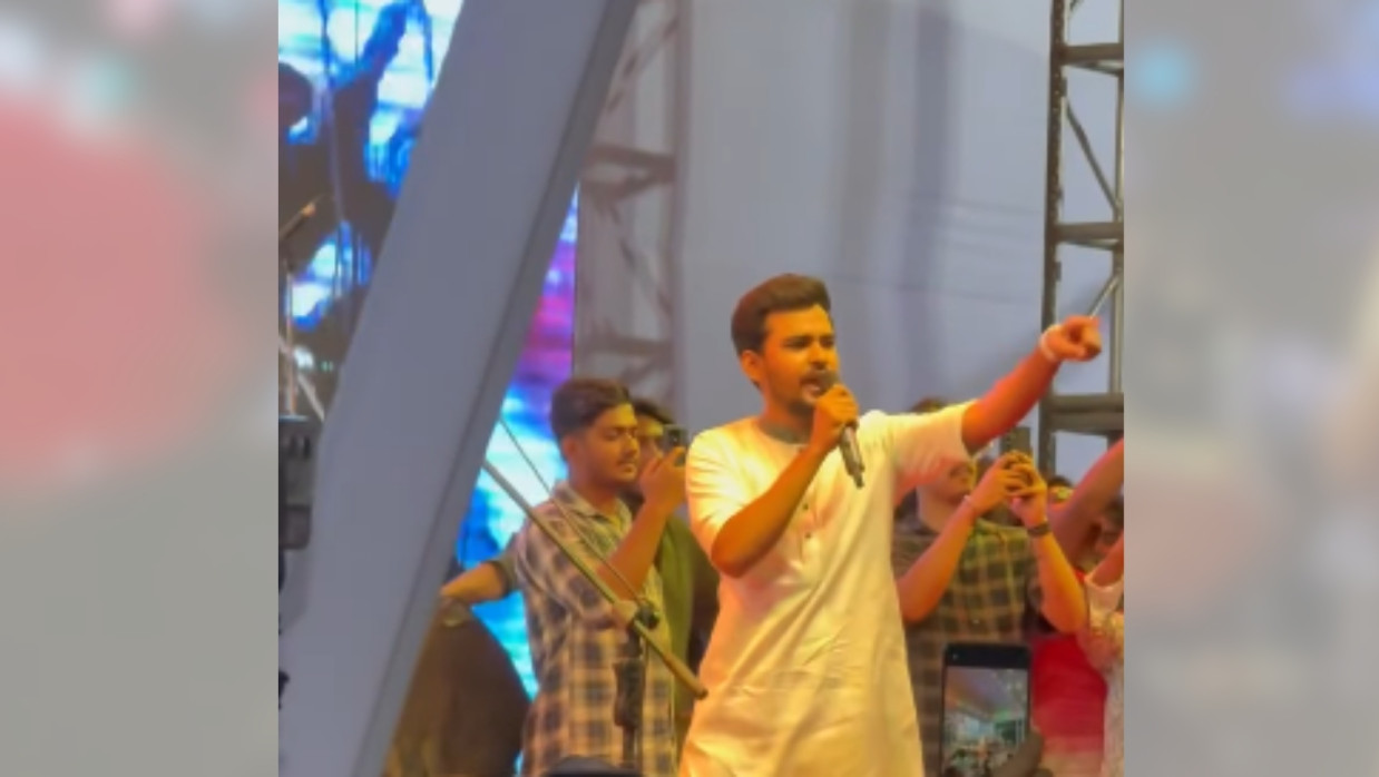 উইমেঞ্চ অনুষ্ঠানস্থলে মঞ্চে 