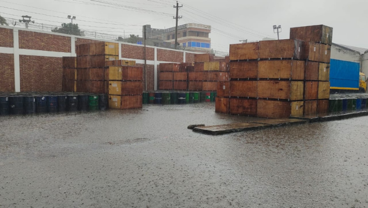 জলাবদ্ধতায় বেনাপোল বন্দরে পণ্য খালাস বন্ধ