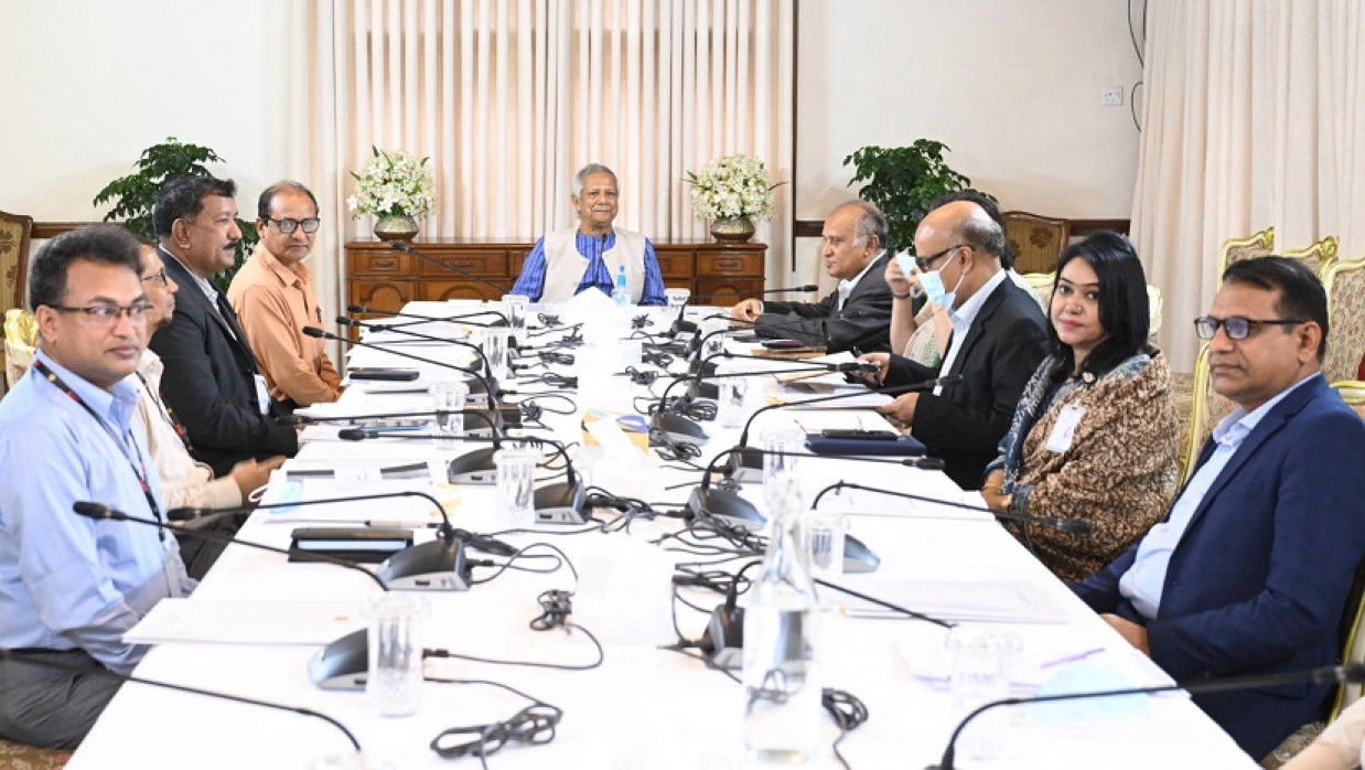 সোমবার রাষ্ট্রীয় অতিথি ভবন যমুনায় বৈঠকে প্রাথমিক ও গণশিক্ষা মন্ত্রণালয়ের কর্মকর্তাদের সঙ্গে প্রধান উপদেষ্টার বৈঠক