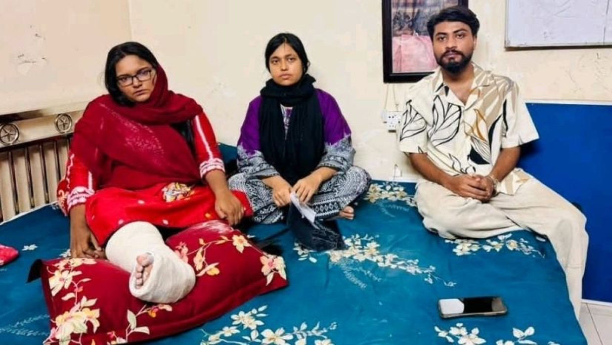 বামে আহত ছাত্রদল নেত্রী জান্নাতুল ন‌ওরীন উর্মি ও তার সহকর্মীরা