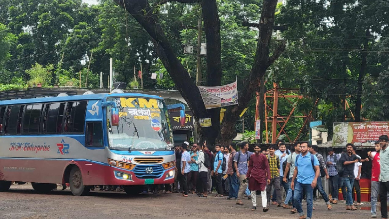 রূপসা বাস আটক করে শিক্ষার্থীরা