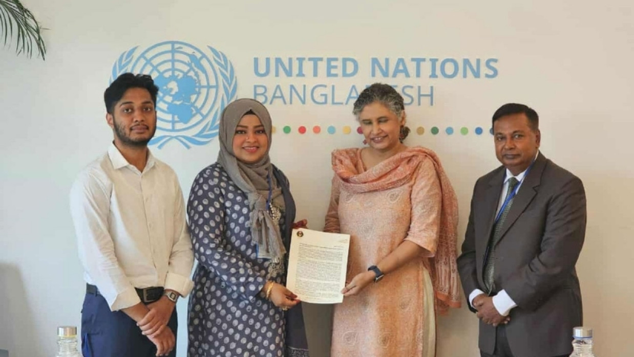 স্মারকলিপে দিচ্ছে এবি পার্টি