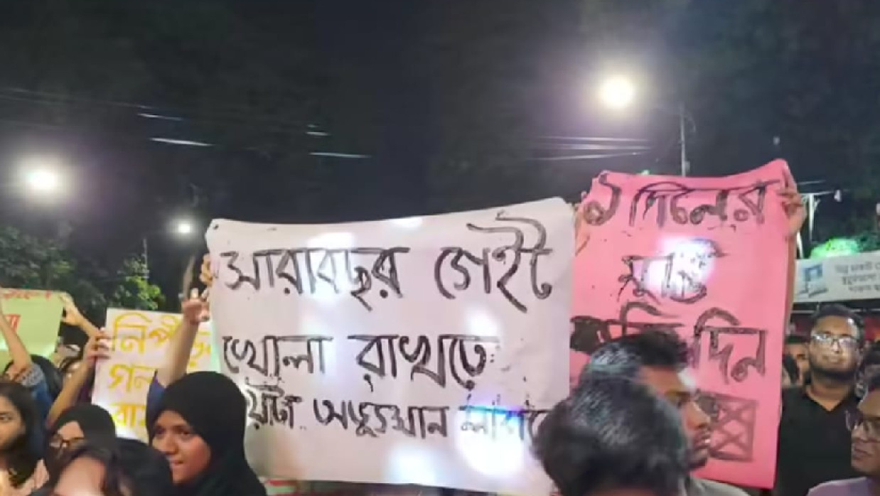 প্ল্যাকার্ড হাতে ঢাবির শিক্ষার্থী