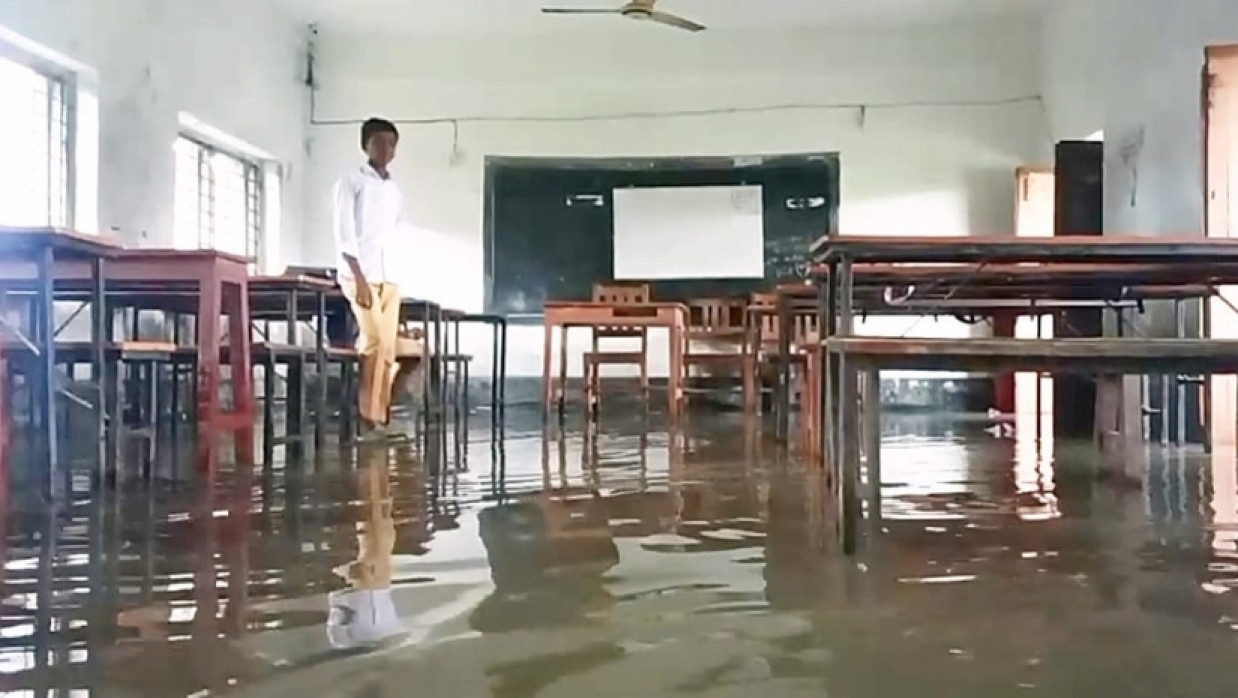 শ্রেণীকক্ষে পানিতেই ক্লাস করতে হচ্ছে শিক্ষার্থেীদের