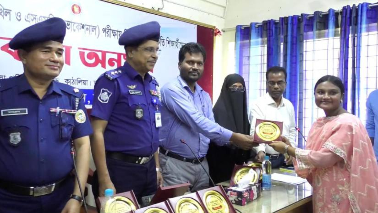 কৃতী শিক্ষার্থীকে ক্রেস্ট তুলে দেওয়া হচ্ছে