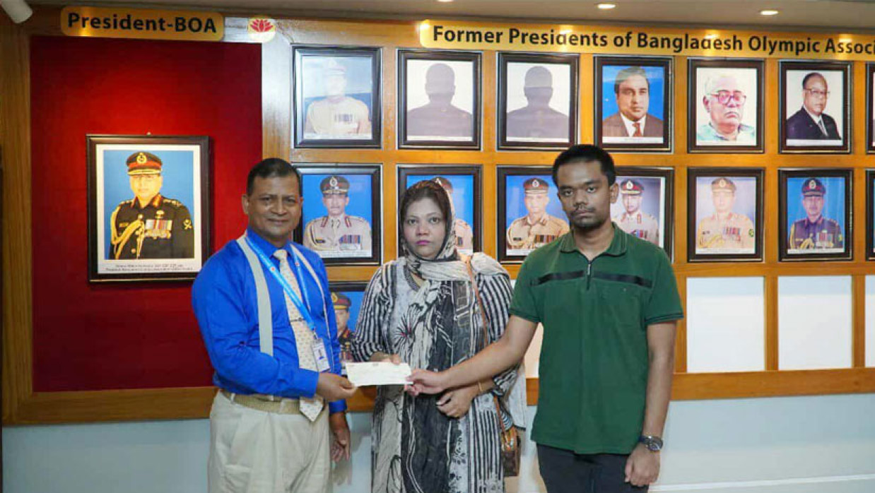 চেক তুলে দিচ্ছেন বিওএ মহাপরিচালক 